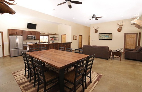 Moravia Cabin | Spacious 5 Bedroom Lodge Minutes to the Lake!