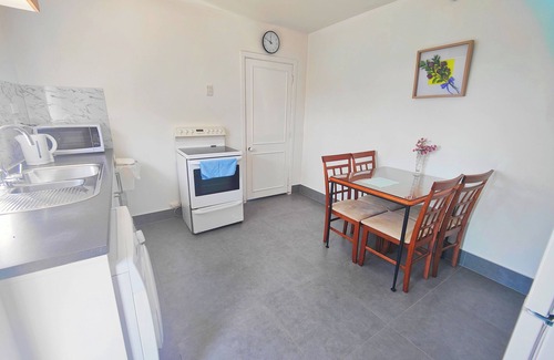 Johnsonville House | Spacious 5-bedroom house in awesome Wellington with AC