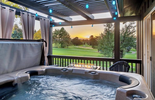 Regis House | Spacious 5-bedroom on Golf Course with Hot Tub Deck and Mountain Views