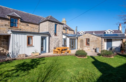 Kinloss House | Spacious 5 Bedroom. Pet-Friendly Self Catering Cottage in Findhorn.