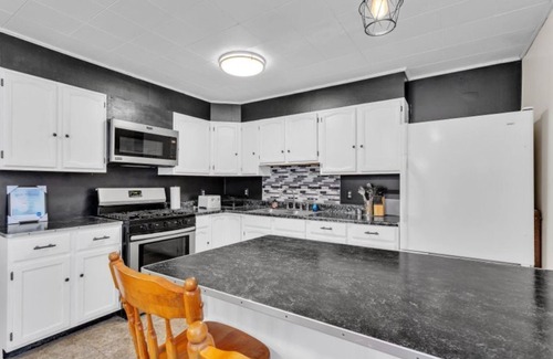 Sharpsburg House | Spacious 5-bedroom house in Peaceful Chesterhill Free WiFi & Full Privacy.