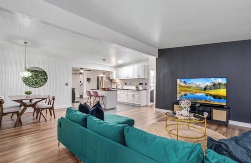 Lincoln Acres House | Spacious 5-bedroom POOL House with WiFi and AC in charming Chula Vista