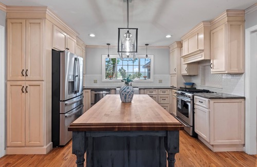 Guntersville House | Spacious 5-bedroom house in the heart of Guntersville located ON the lake.