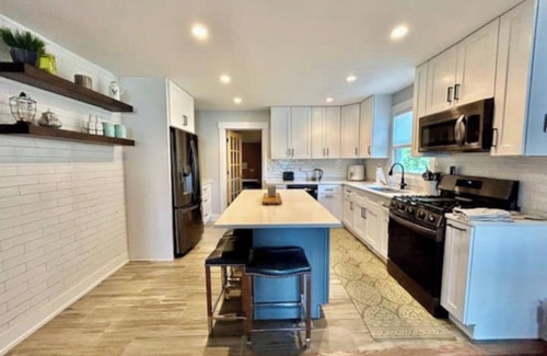 Como House | Spacious 5-bedroom house in lovely Lake Geneva with AC, WiFi