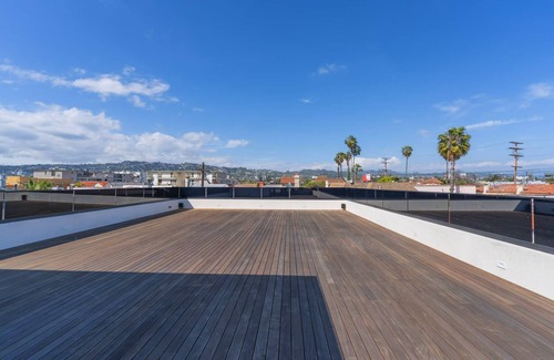 Beverly Grove House | Spacious 5-bedroom house in fabulous Los Angeles with WiFi, AC