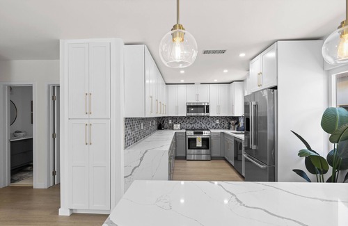 North Hills House | Spacious 5-bedroom Newly Remolded Home with Stylish Designs