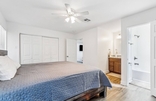 Little Woods House | Spacious 5-bedroom 2-bathroom home