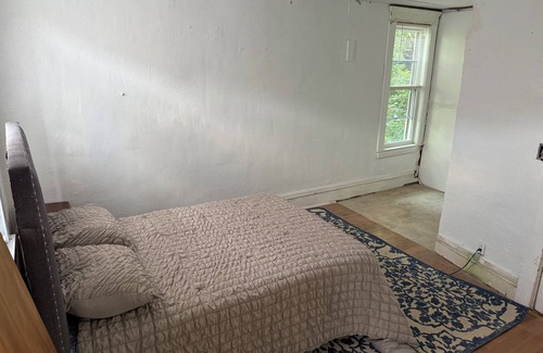 Parkersburg House | Spacious 5-bedroom house in charming Parkersburg with WiFi, AC
