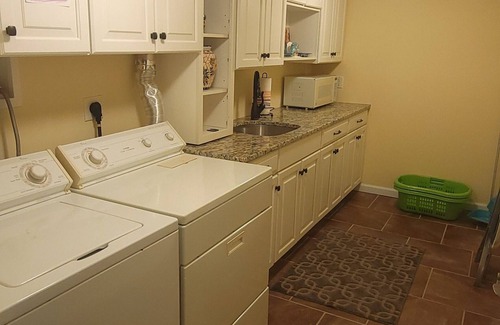 Southampton House | Spacious 5-bedroom house in Southampton. Location! Location! Location! Private