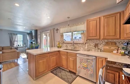 Lamar Heights Area House | Spacious 5-bedroom house with WiFi, AC in charming lake community in Westminster
