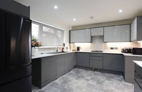 Cowplain Apartment | Spacious 5 Bedroom w/Hot Tub | Waterlooville`s Gem