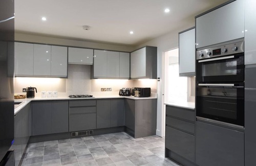 Cowplain Apartment | Spacious 5 Bedroom w/Hot Tub | Waterlooville`s Gem