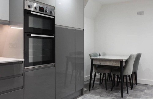Cowplain Apartment | Spacious 5 Bedroom w/Hot Tub | Waterlooville`s Gem