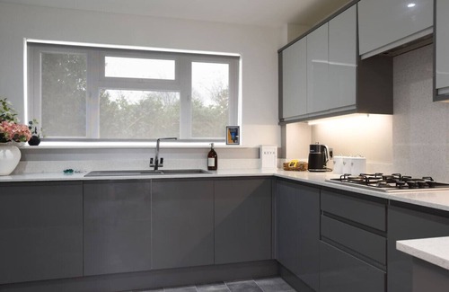 Cowplain Apartment | Spacious 5 Bedroom w/Hot Tub | Waterlooville`s Gem