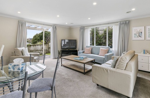 Johnsonville House | Spacious 5 bedroom with Garage * FIFA World Cup Base!