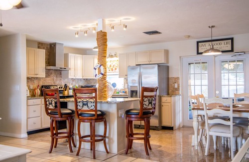 Walsingham House | Spacious 5 Bedrooms Close to Beach, Mall, Movies!