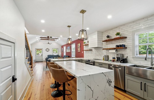 Irish Channel House | Spacious 5 BR 3.5 bath w private backyard