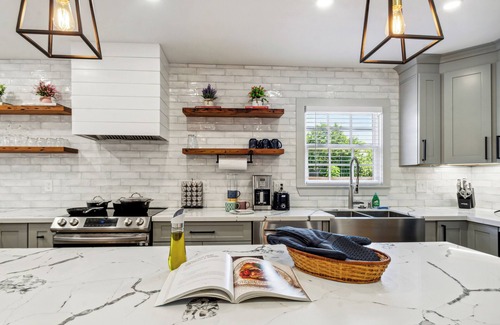 Irish Channel House | Spacious 5 BR 3.5 bath w private backyard