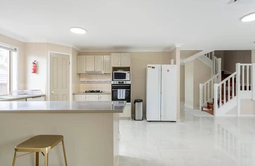 Beaumont Hills House | Spacious 5 BR, 3 Bath R, 2 Big Lounge, Big Balcony