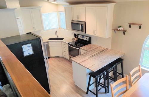 West Jordan House | Spacious 5 BR/3 Bath Home with a PRIVATE HOT TUB! 2x full Kitchens & Laundry