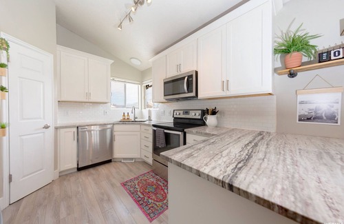 West Jordan House | Spacious 5 BR/3 Bath Home with a PRIVATE HOT TUB! 2x full Kitchens & Laundry