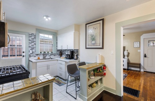 East Memphis House | Spacious 5 BR/3 Bath Midtown Home - Near Zoo and Liberty Bowl