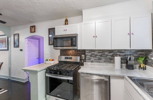 East Memphis House | Spacious 5 BR/3 Bath Midtown Home - Near Zoo and Liberty Bowl