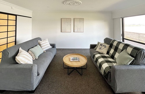 Takanini House | Spacious 5-BR Family Home for 10 Scenic Seaview Retreat in Takanini