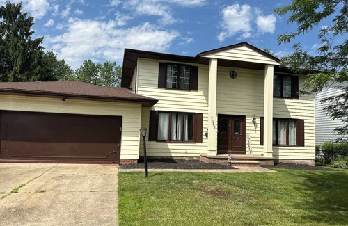 Parma Heights House | Spacious 5-BR Home - Near CLE Clinc + CWRU