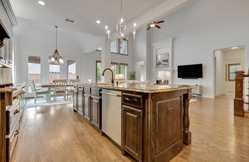 Flower Mound House | Spacious 5 br house sleeps 14 with lots of indoor and outdoor space.