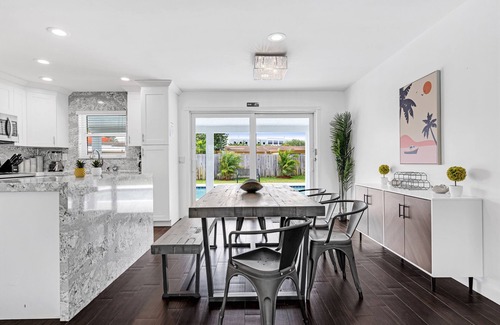 Sunset Villa | Spacious 5 BR with Large Pool, 13 min to the Ocean