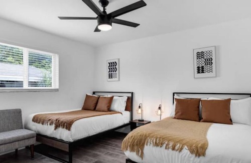 Driftwood House | Spacious 5 BRS House with Private Pool & Game Room