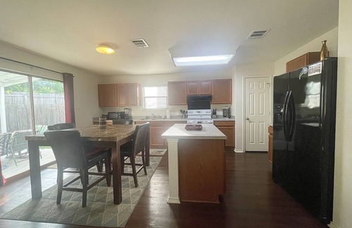 Pflugerville House | Spacious 5BR 11 Beds Sleeps 15 Fenced Yard w/Grill – Great July Rates!