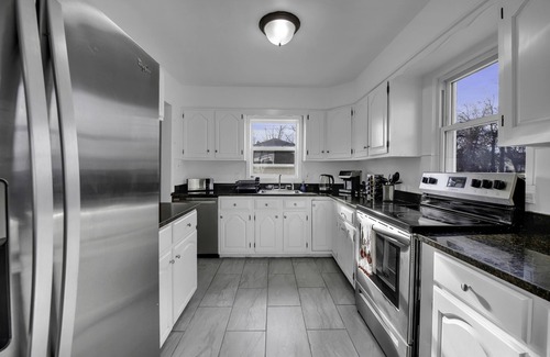 Royal Oak House | Spacious 5BR/2BA-5x55" TV-SupernFast Fiber Internet-Royal Oak DT-Prime Location