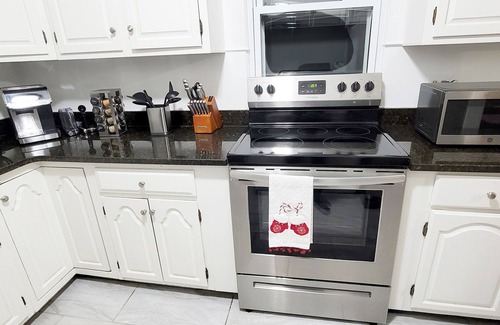 Royal Oak House | Spacious 5BR/2BA-5x55" TV-SupernFast Fiber Internet-Royal Oak DT-Prime Location