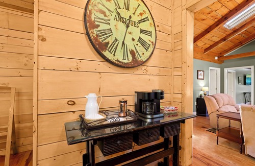 Newland House | Spacious 5BR/4BA/1 level home on 8 acres w/Stunning Views, Hot Tub & Fire Pit