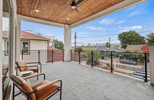 West Dallas House | Spacious 5Br 6bd house with Rooftop view of Downtown Dallas