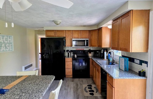 Eastward Look House | Spacious 5BR Beach House Vacation-walk to Scarborough!