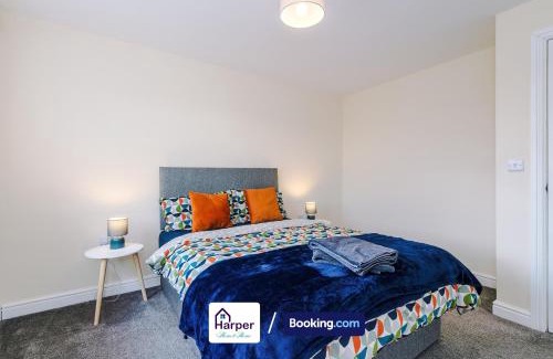 Ewloe House | Spacious 5BR Detached House by Harperletting - Driveway, Hawarden, Long&Short Stays