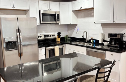 South Mountain House | Spacious 5BR Getaway w/Pool & Play Areas/South Phoenix Stay