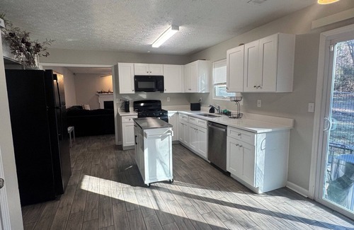 Lithonia House | Spacious 5BR Haven, Sleeps 10!