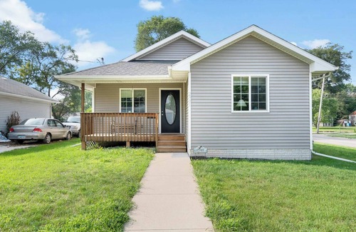 Des Moines House | Spacious 5BR Haven with Deck & Garage for Ultimate