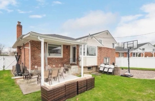 Syosset House | Spacious 5BR Home Sleeps 10 Near NYC & Long Island Beaches
