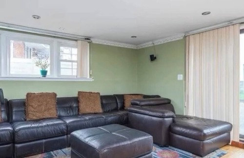 Syosset House | Spacious 5BR Home Sleeps 10 Near NYC & Long Island Beaches