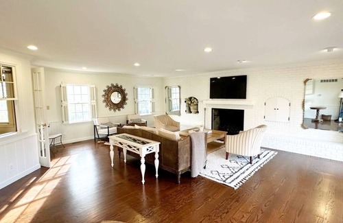 South Bend House | Spacious 5BR Home! Walk to ND & Downtown! Sleeps 10+