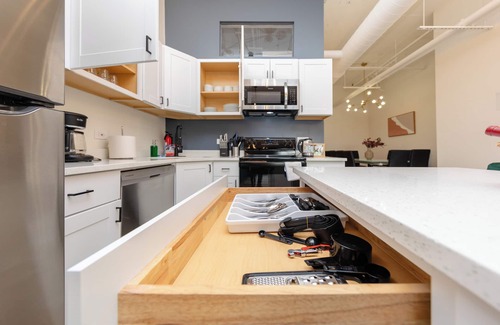Near South Side Apartment | Spacious 5BR Luxury Suite - Near McCormick Place