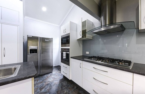 Springwood House | Spacious 5BR Retreat w/Balcony Near Hotspots
