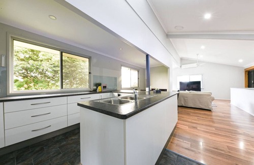 Springwood House | Spacious 5BR Retreat w/Balcony Near Hotspots