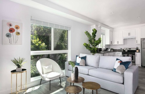 Mid City House | Spacious 5BR Townhouse | Free Parking Included