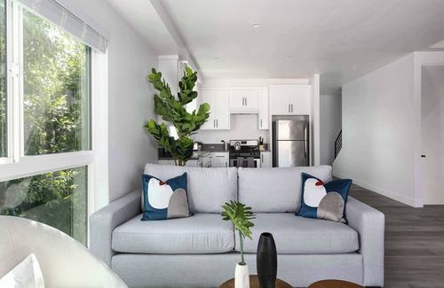 Mid City House | Spacious 5BR Townhouse | Free Parking Included